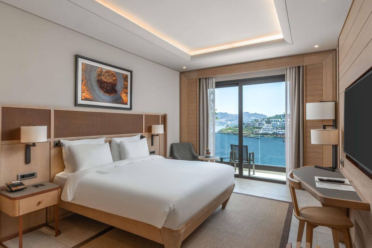 Chambre Deluxe, 1 lit double, vue mer | Literie de qualité supérieure, couette en duvet d'oie, minibar