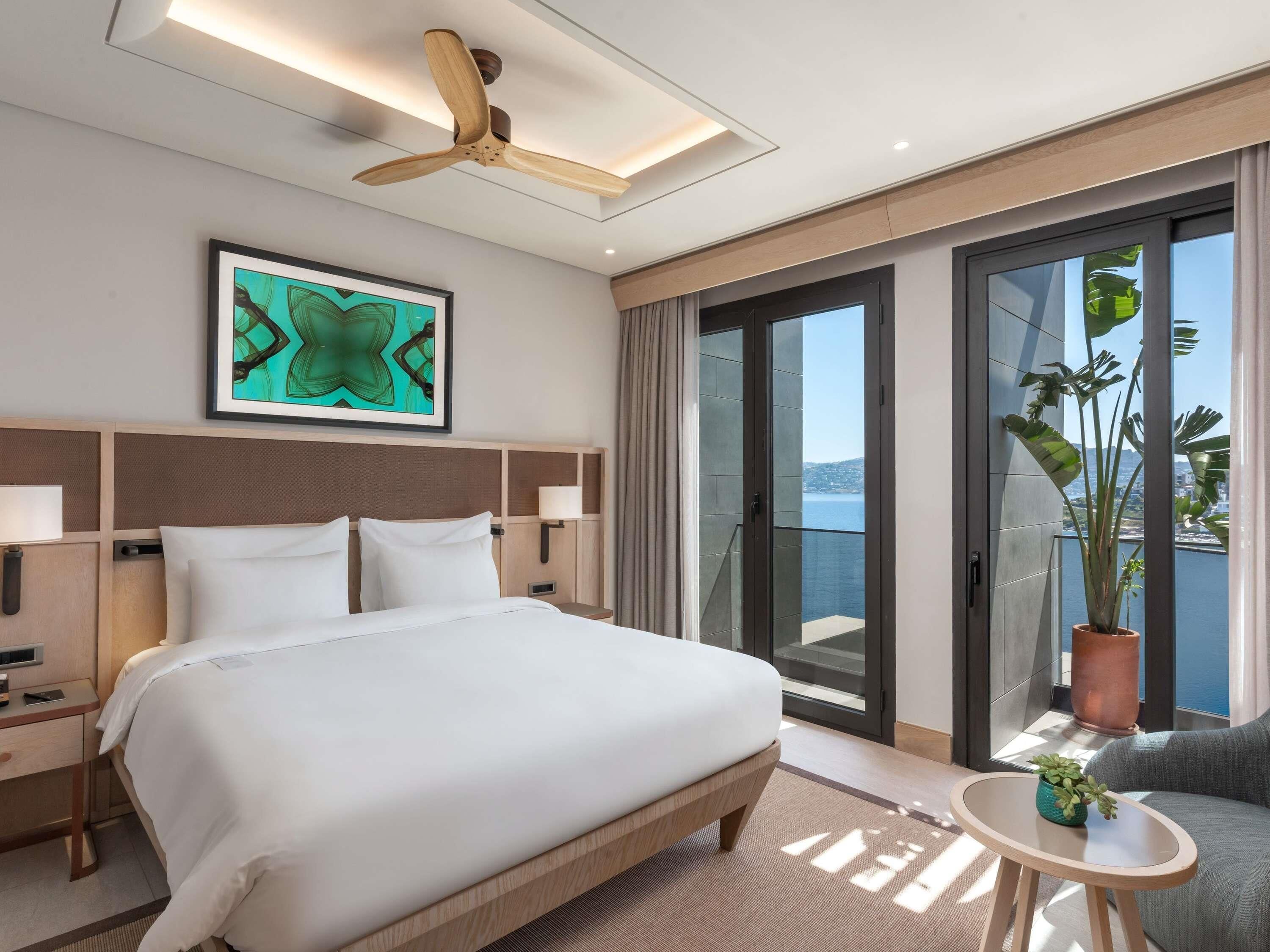 Suite junior, 1 cama de matrimonio grande, vistas al mar | Ropa de cama de alta calidad, edredones de plumas, minibar y caja fuerte