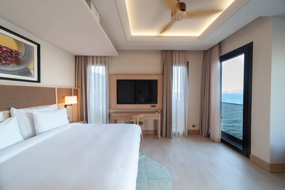executive suite, 1 king bed, sea view | premium bedding, down duvets, minibar, in-room safe