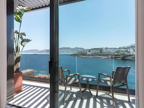 Junior suite, 1 kingsize bed, uitzicht op zee | Luxe beddengoed, donsdekens, een minibar, een kluis op de kamer