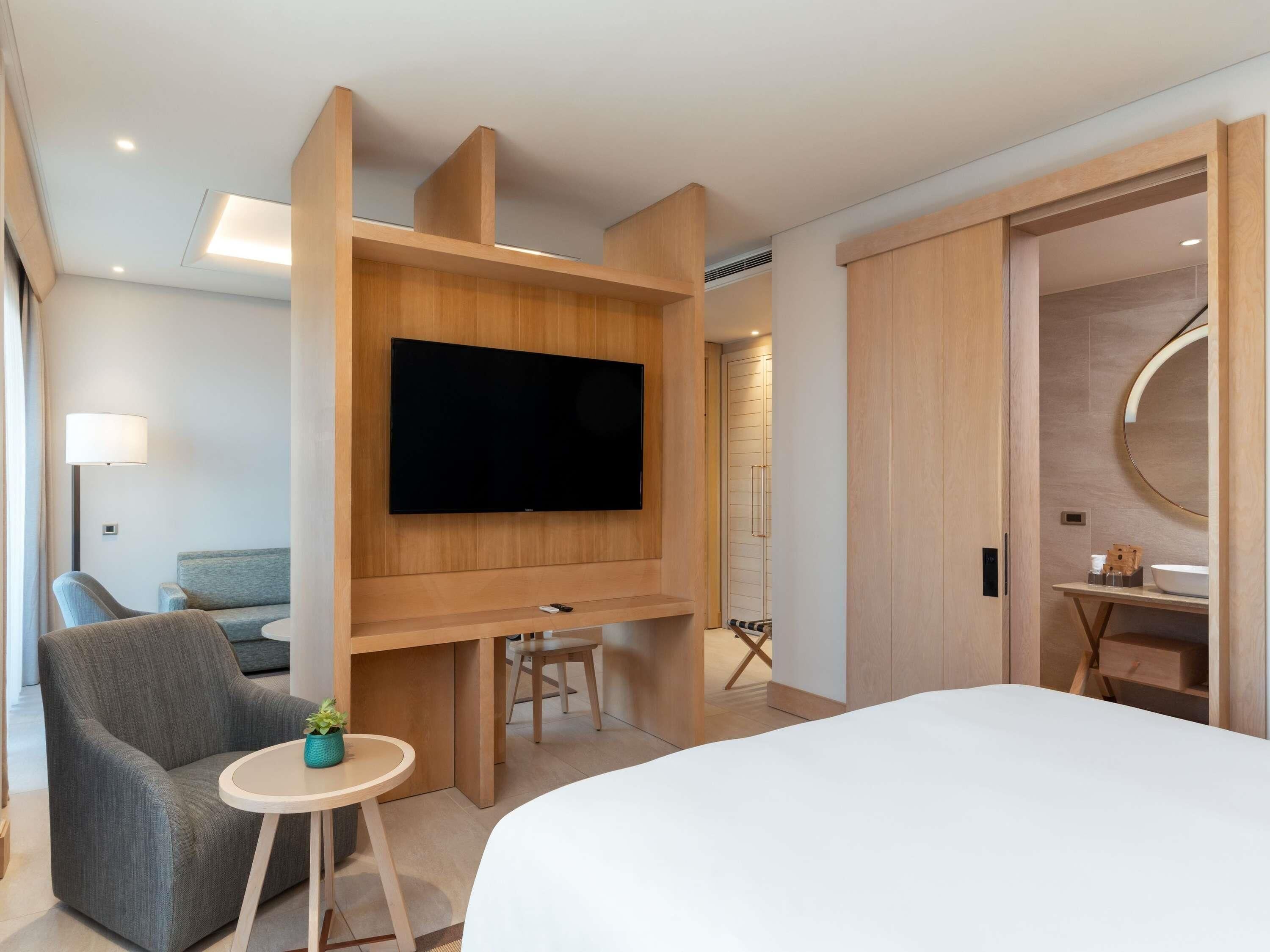 Suite junior, 1 cama de matrimonio grande, vistas al mar | Ropa de cama de alta calidad, edredones de plumas, minibar y caja fuerte