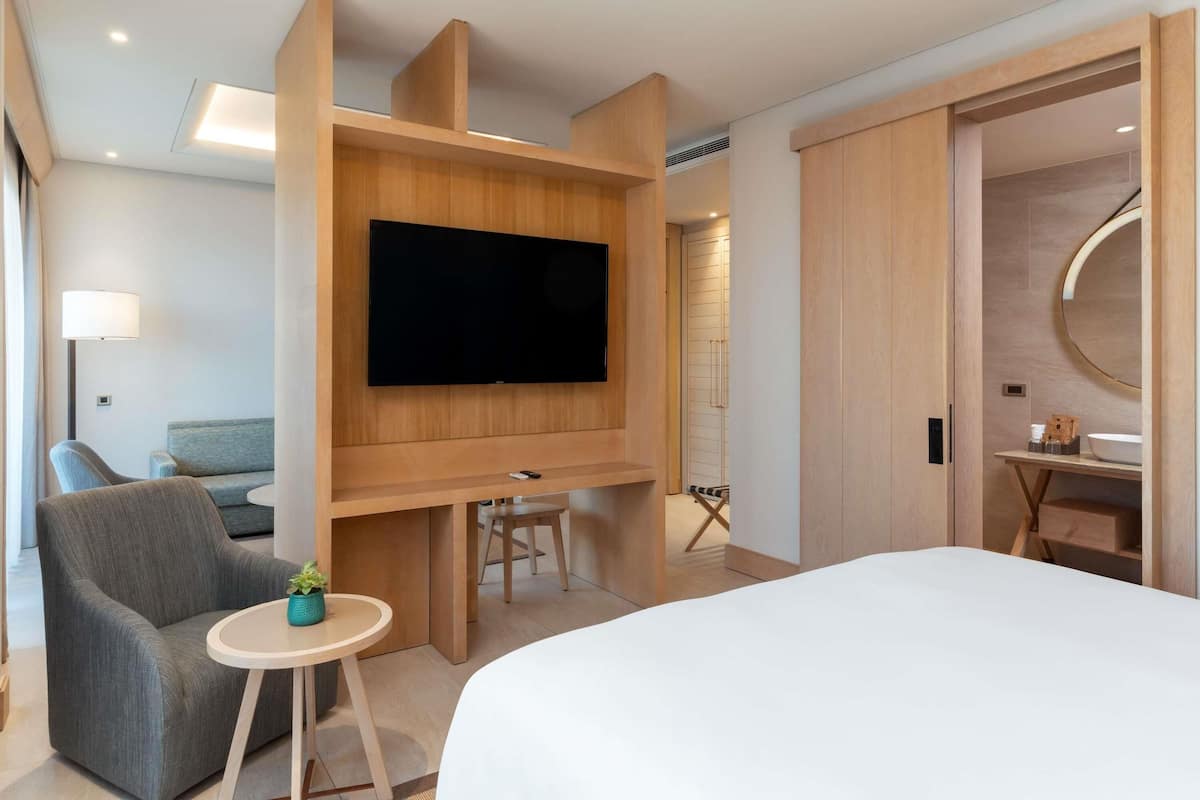 Suite junior, 1 cama de matrimonio grande, vistas al mar | Ropa de cama de alta calidad, edredones de plumas, minibar y caja fuerte