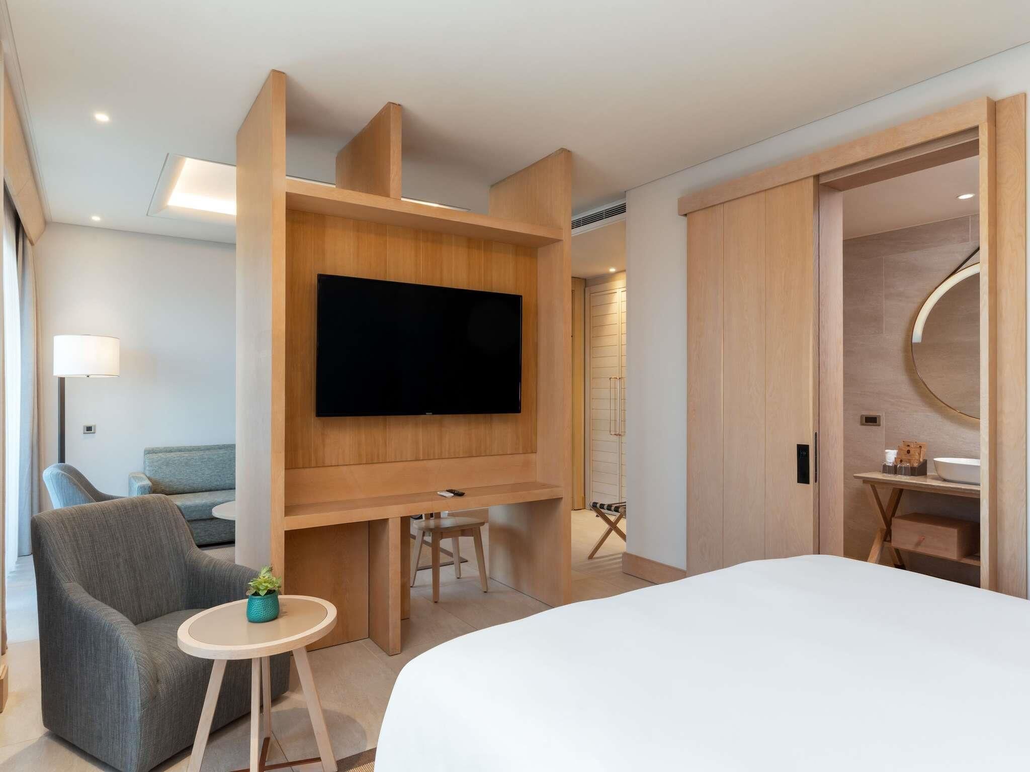 Suite junior, 1 cama de matrimonio grande, vistas al mar | Ropa de cama de alta calidad, edredones de plumas, minibar y caja fuerte