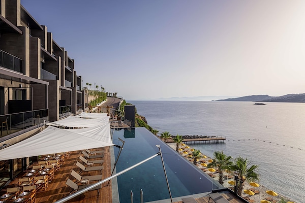 2 bars/lounges, beach bar