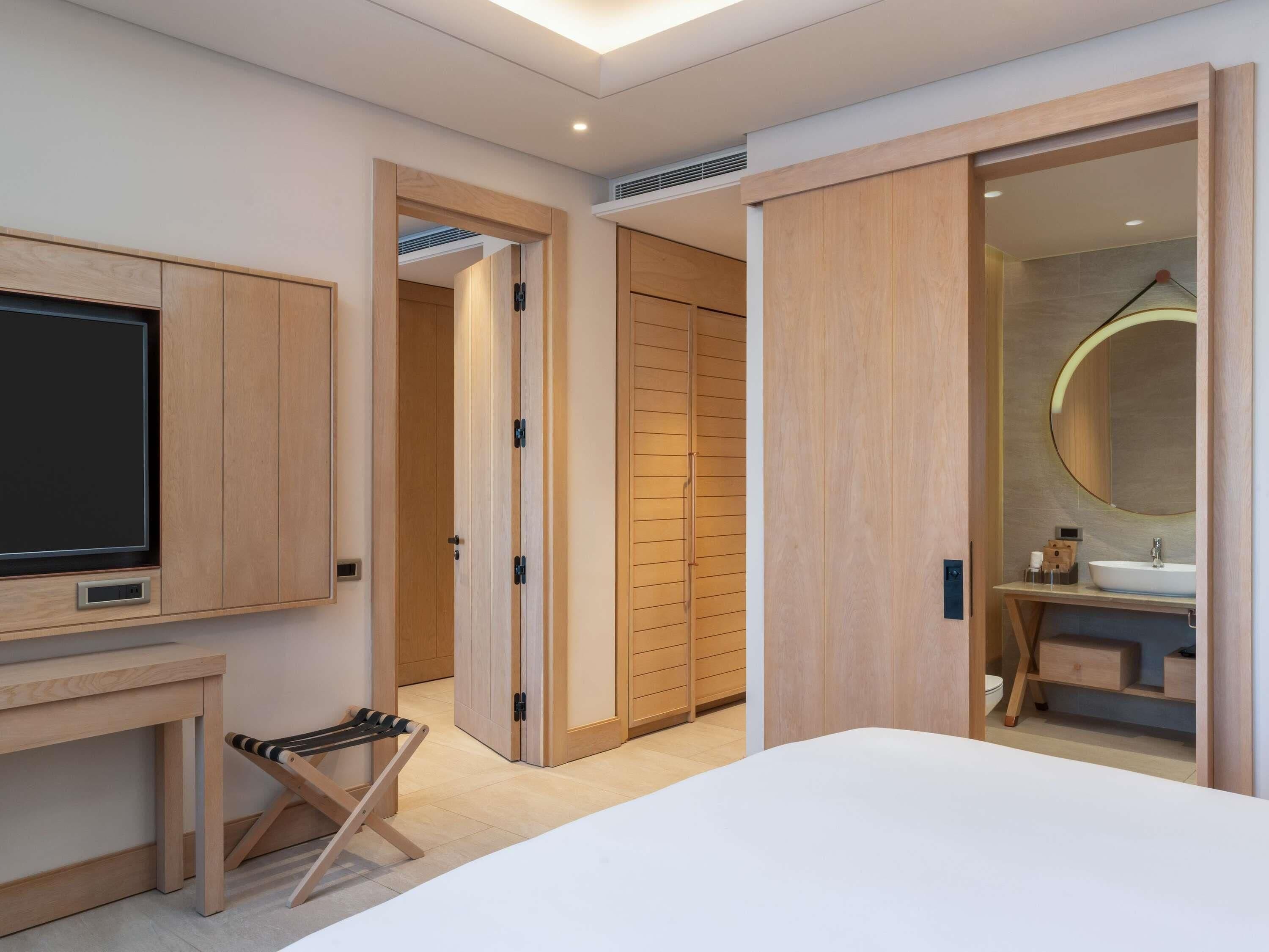 Suite ejecutiva, 1 cama King size, vista al mar | Ropa de cama de alta calidad, edredón y minibar 