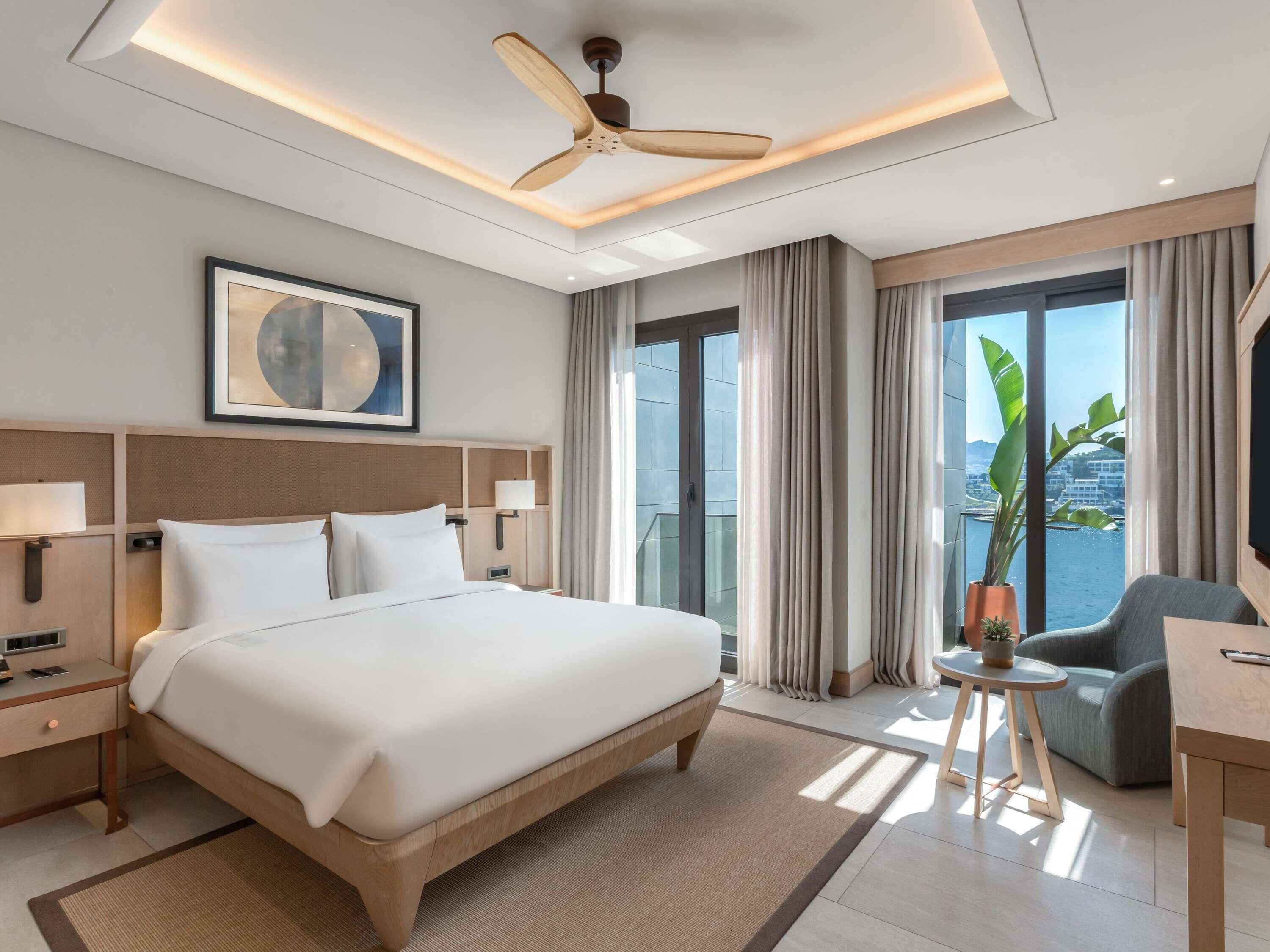 Suite ejecutiva, 1 cama de matrimonio grande, vistas al mar | Ropa de cama de alta calidad, edredones de plumas, minibar y caja fuerte