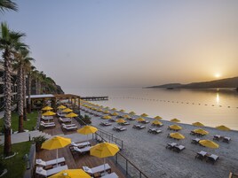 Private beach, white sand, beach bar
