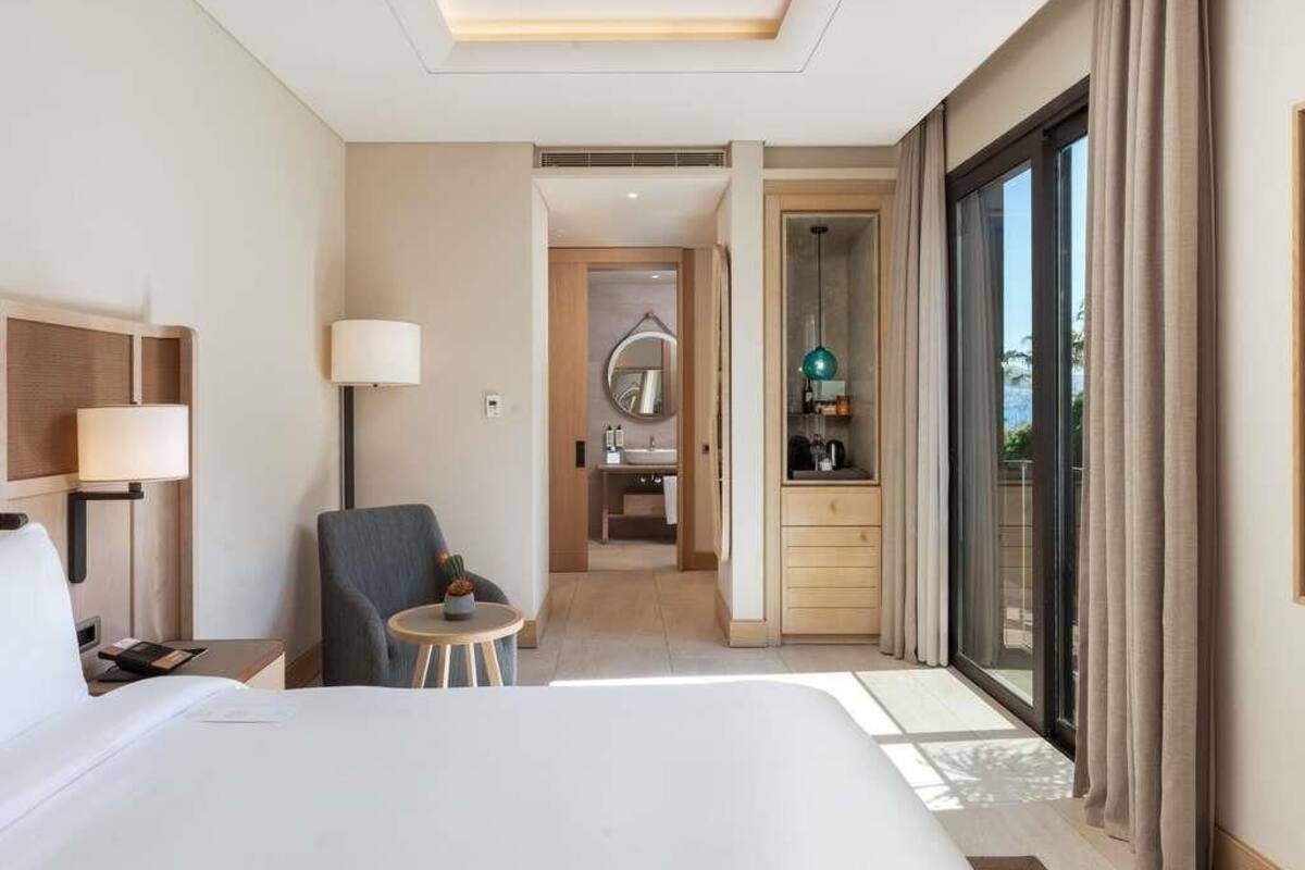 Chambre Deluxe, vue jardin | Literie de qualité supérieure, couette en duvet d'oie, minibar
