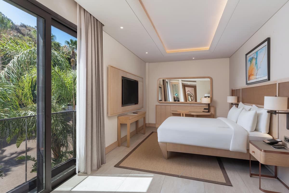 Habitación Deluxe, 1 cama King size (French Balcony) | Ropa de cama de alta calidad, edredón y minibar