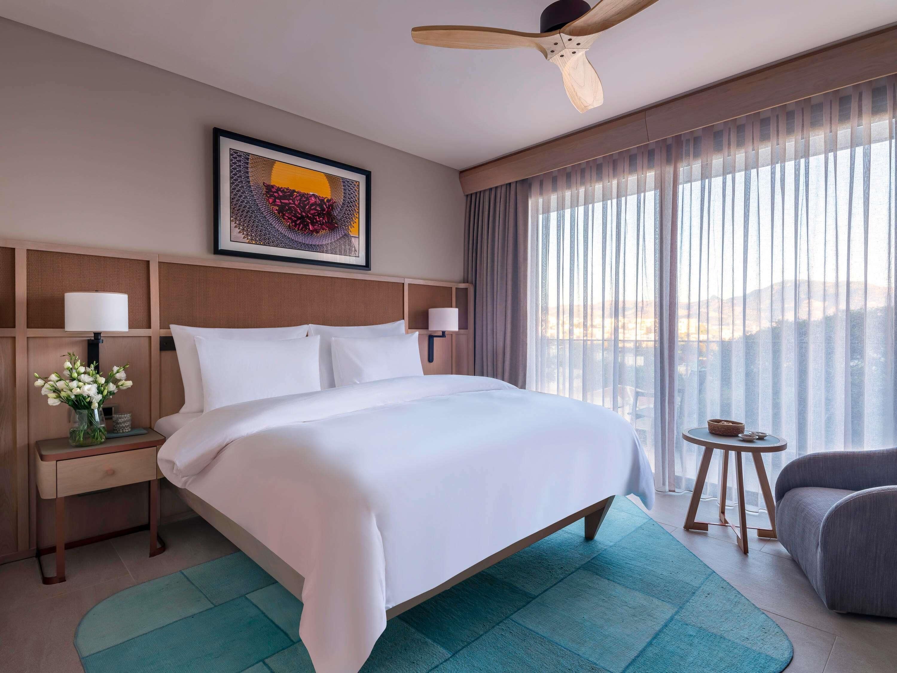 Deluxe kamer, 1 kingsize bed (French Balcony) | Luxe beddengoed, donsdekens, een minibar, een kluis op de kamer