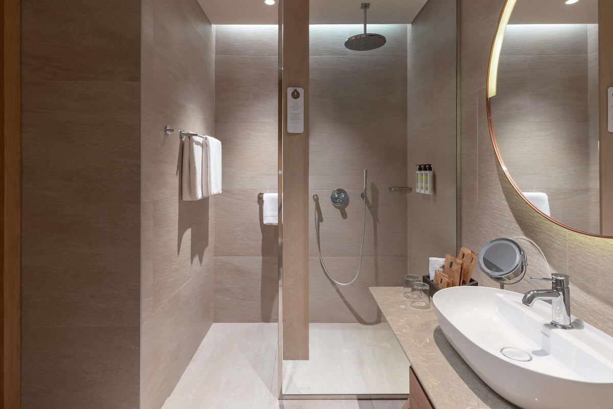 Ropa de cama de alta calidad, cubrecamas y minibar