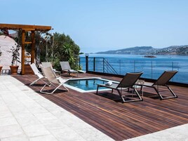Inomhuspool, en säsongsöppen utomhuspool, parasoller och solstolar
