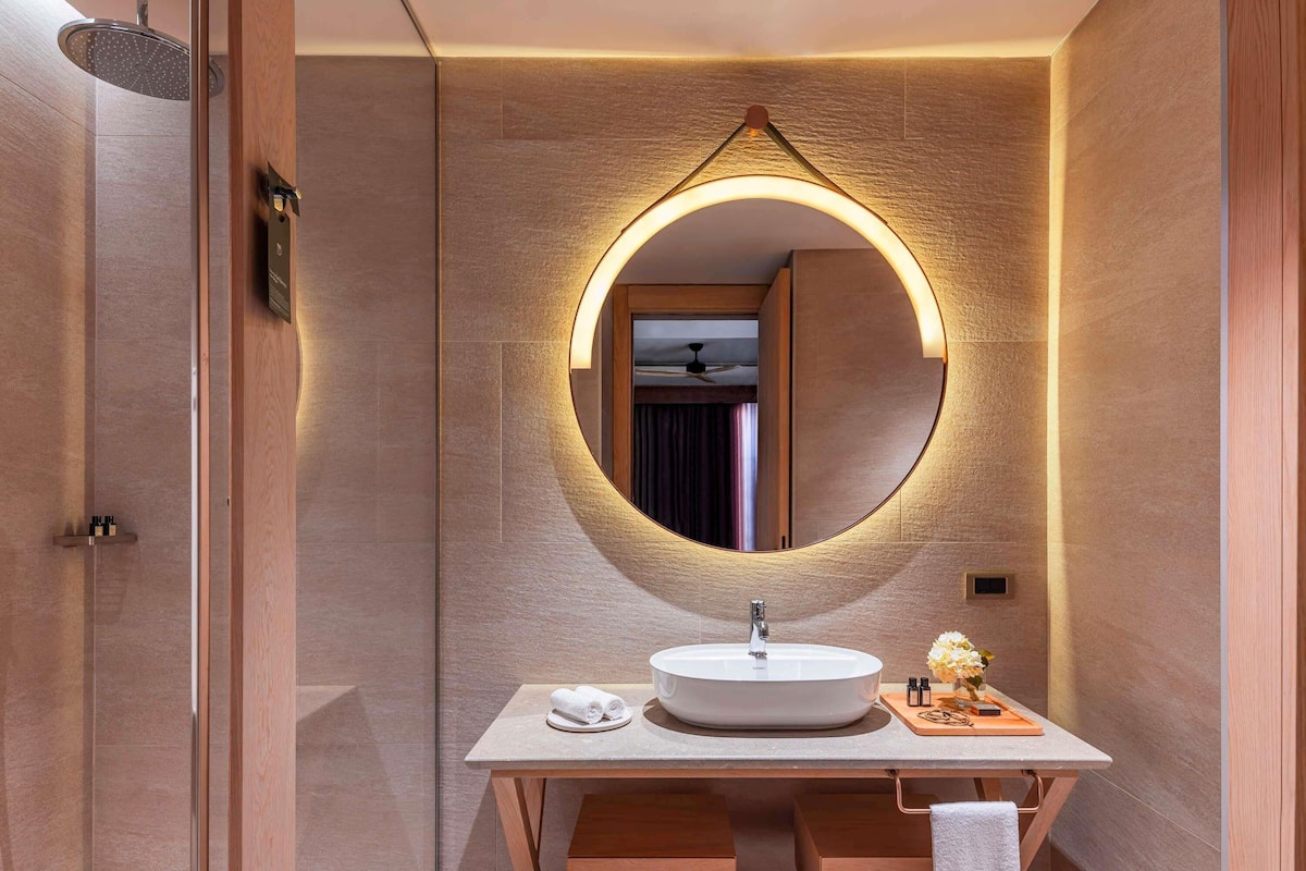 Ropa de cama de alta calidad, cubrecamas y minibar