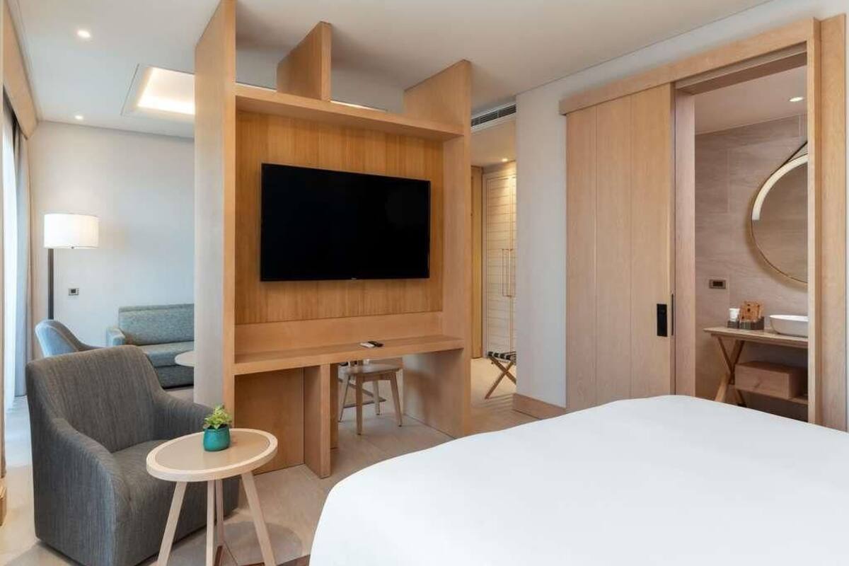 Suite Junior, 1 très grand lit, vue mer | Literie de qualité supérieure, couette en duvet d'oie, minibar