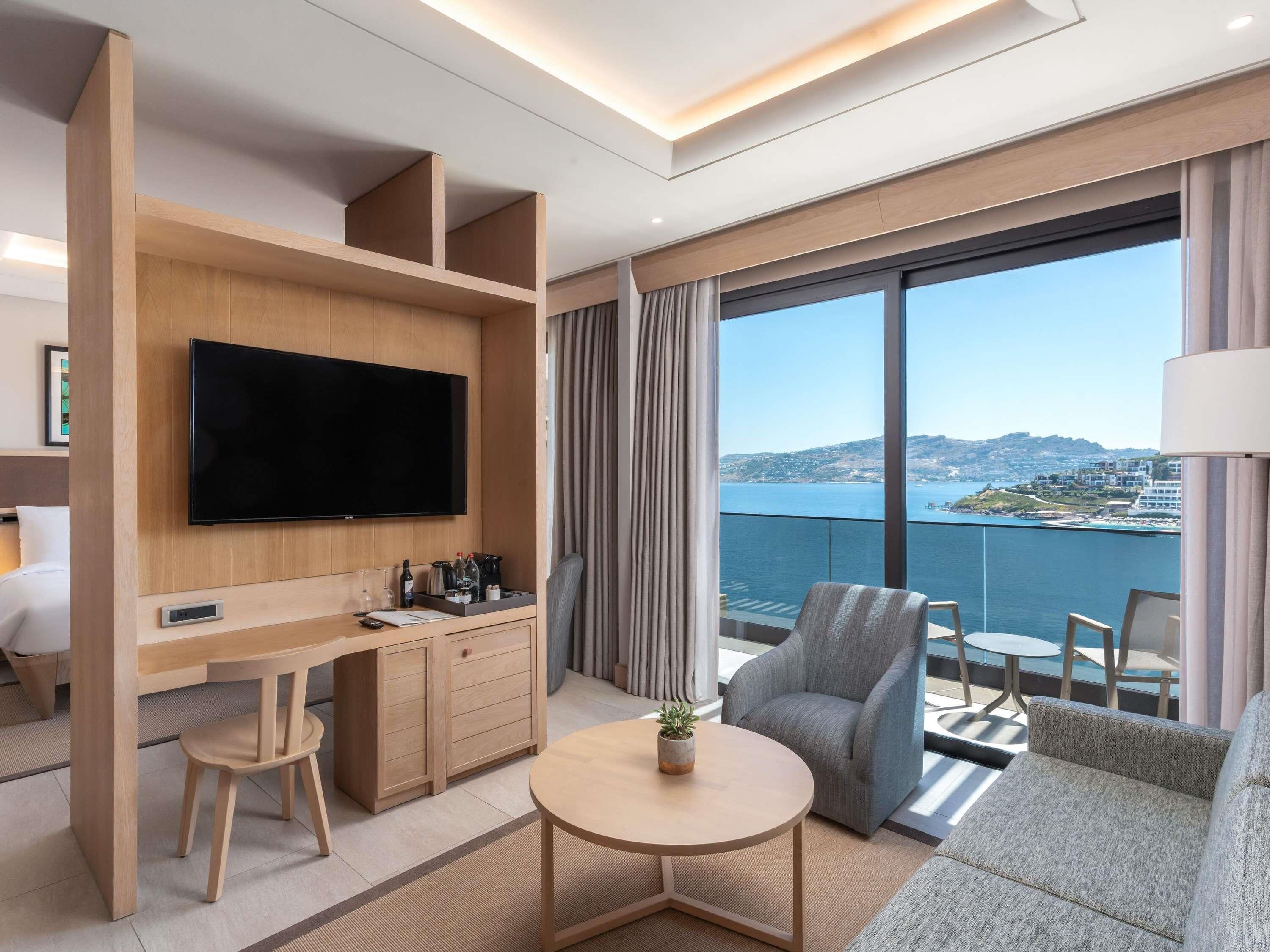 Suite junior, 1 cama de matrimonio grande, vistas al mar | Ropa de cama de alta calidad, edredones de plumas, minibar y caja fuerte