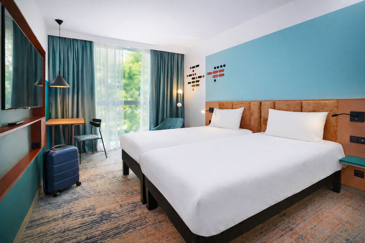 Escritorio, espacio para trabajar con laptop y cortinas blackout 