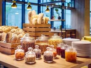 Daily buffet breakfast for a fee - ibis Styles Kraków Centrum (Kraków)