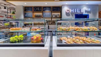 Une vitrine de boulangerie présentant diverses pâtisseries et une pancarte indiquant « CHILL #53 ».