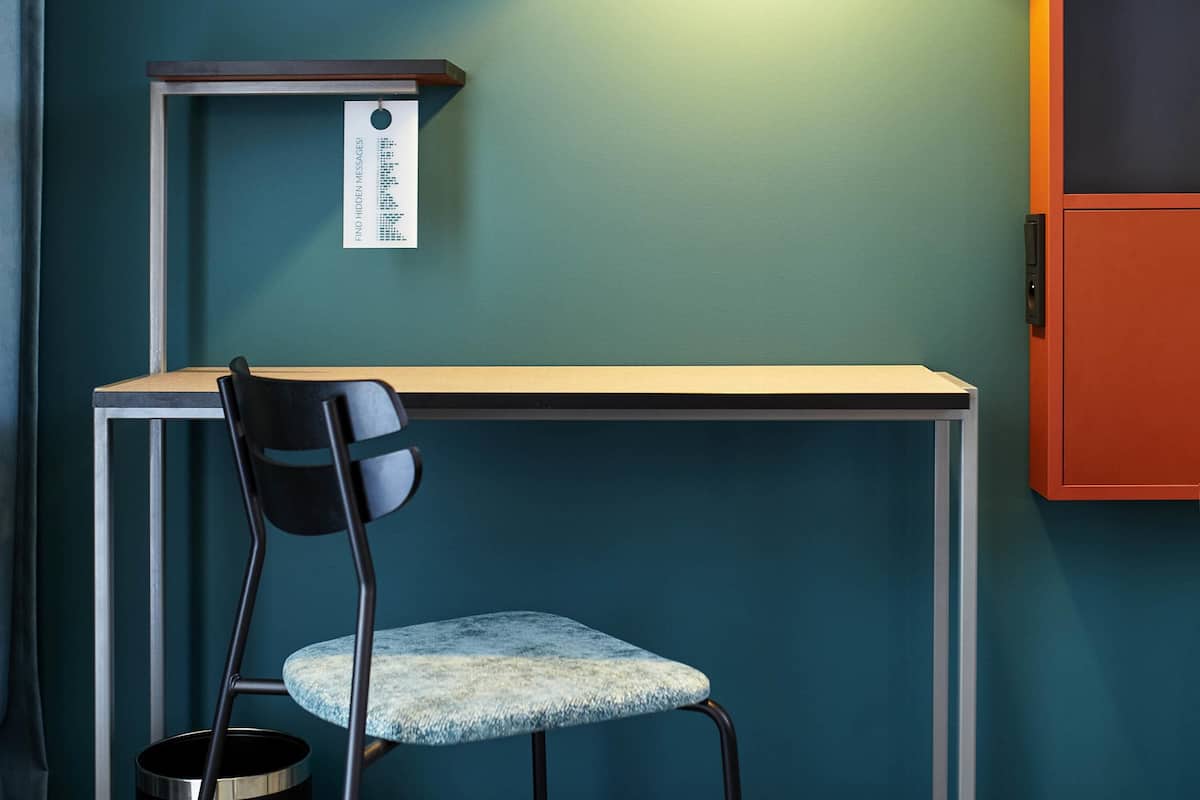 Escritorio, espacio para trabajar con un portátil, cortinas opacas