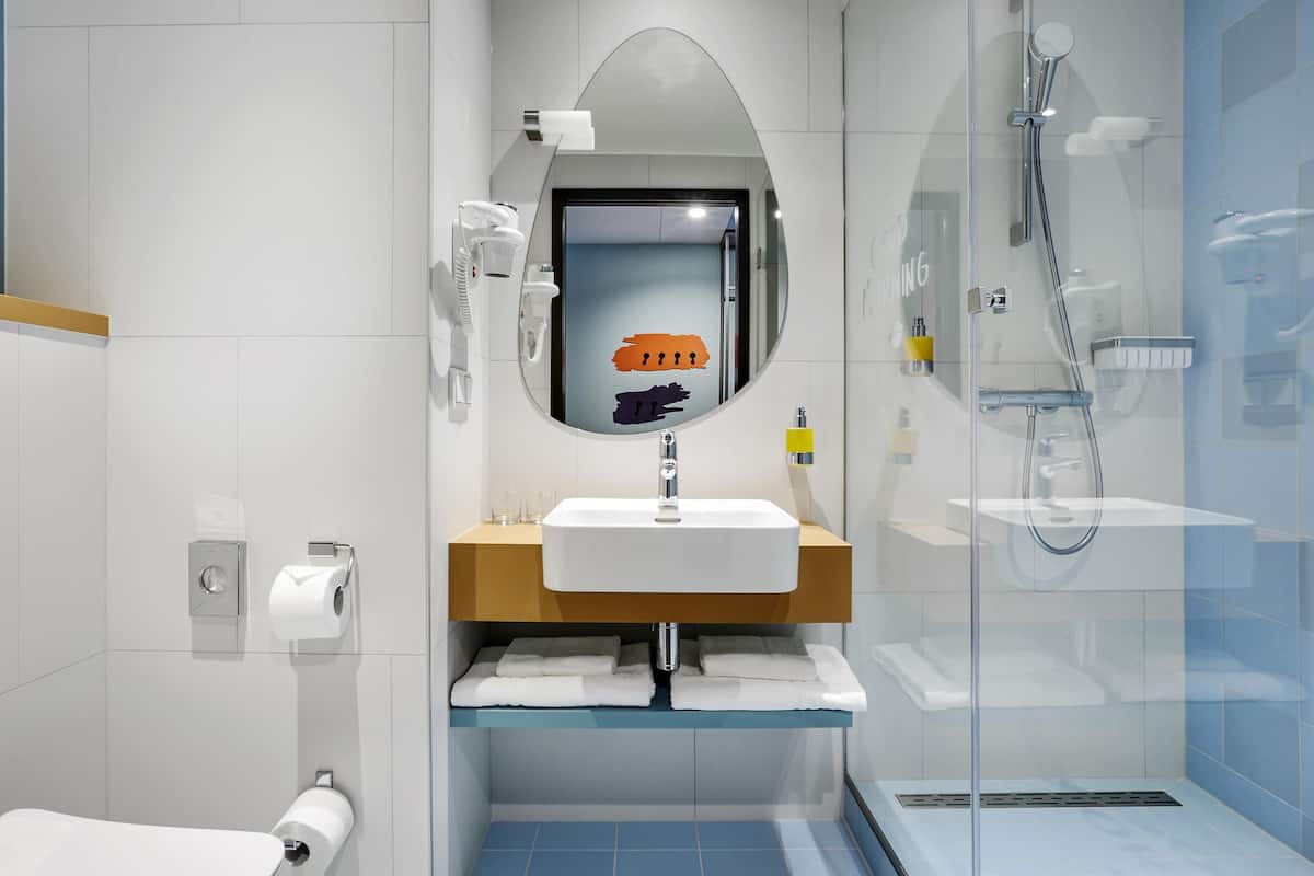 Schreibtisch, laptopgeeigneter Arbeitsplatz, Verdunkelungsvorhänge