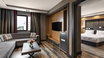 Suite Junior, Beberapa Tempat Tidur, pemandangan laut terbatas | Minibar, brankas, meja kerja, dan kedap suara