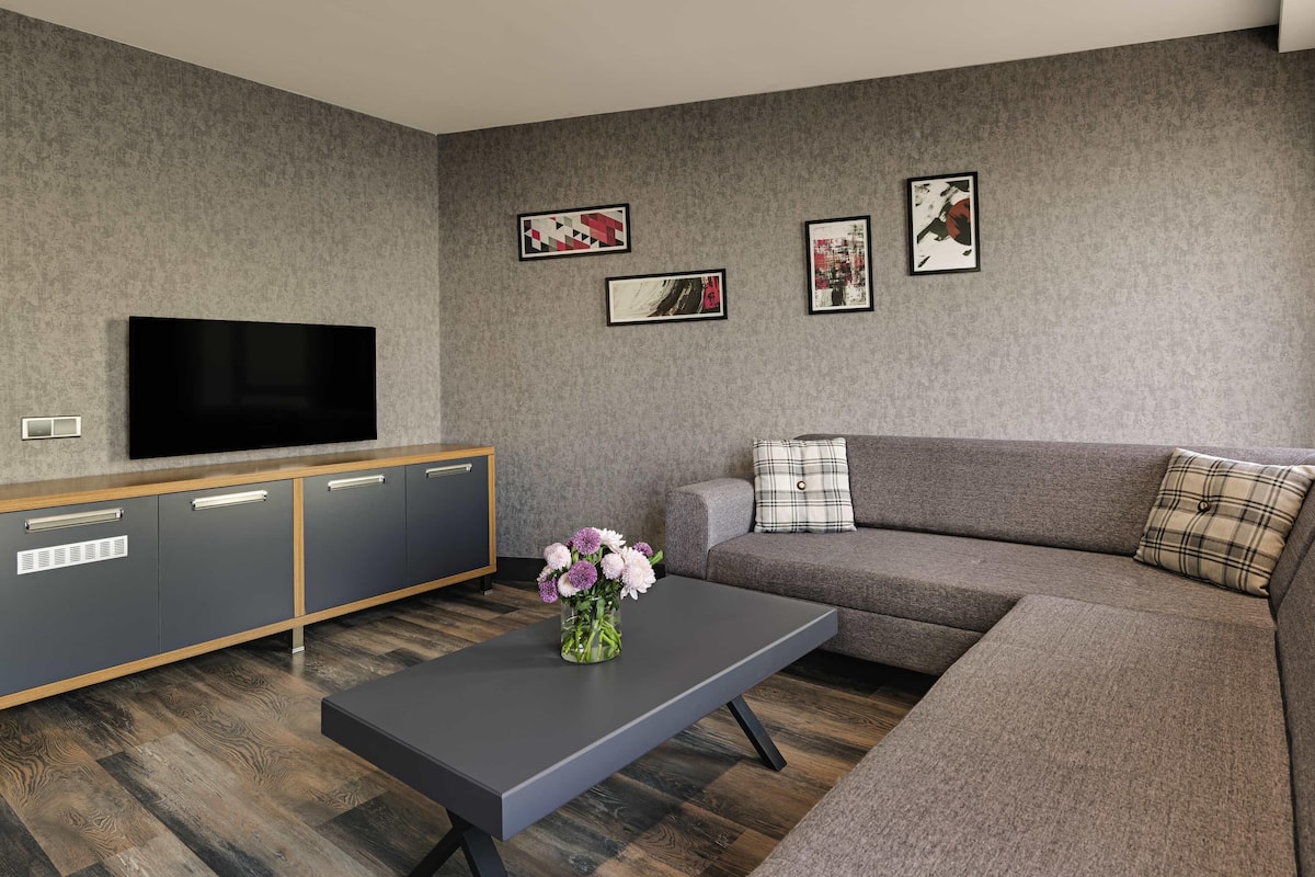 Deluxe Suite, 2 Double Beds | Minibar, in-room safe, desk, soundproofing