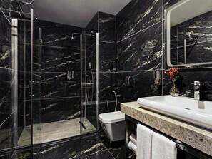 Minibar, coffres-forts dans les chambres, bureau, chambres insonorisées