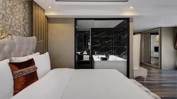 Suite, 1 cama matrimonial | Minibar, caja de seguridad en la habitación y escritorio