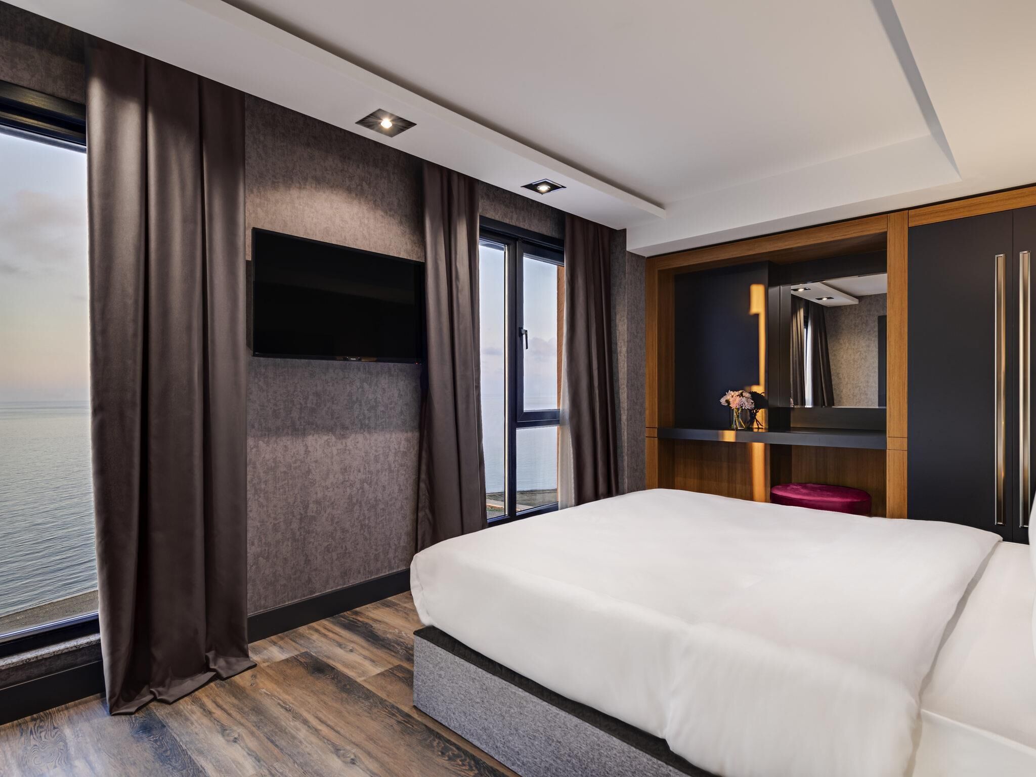 Deluxe Suite, 2 Double Beds | Minibar, in-room safe, desk, soundproofing