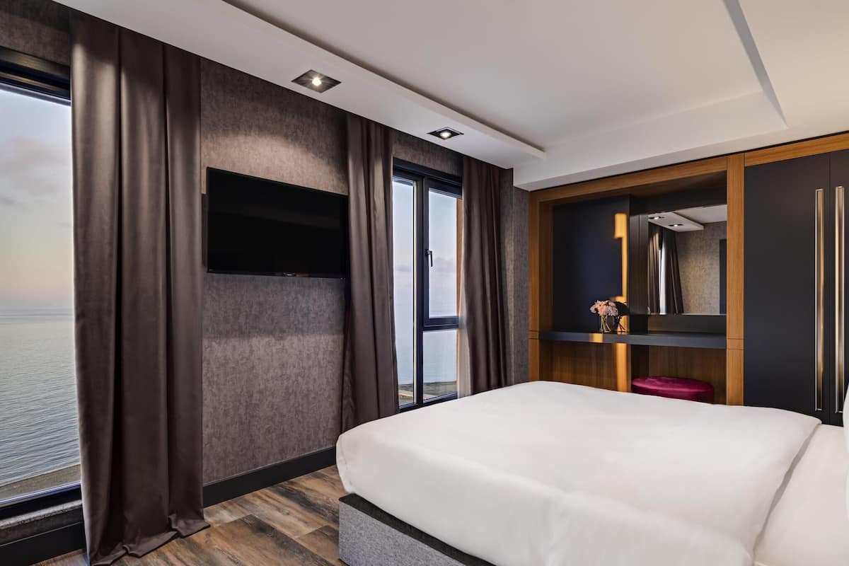 Deluxe Suite, 2 Double Beds | Minibar, in-room safe, desk, soundproofing