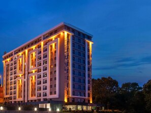 A multi-story hotel with a modern design, featuring a prominent entrance and a well-lit facade. - Mövenpick Hotel Trabzon (Trabzon)
