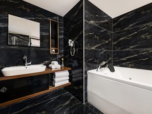 套房, 1 张双人床 | 迷你吧、客房内保险箱、办公桌、隔音