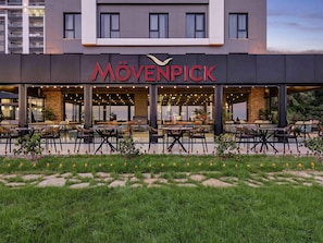 Restaurante Mövenpick com área externa e vista para o interior do edifício.