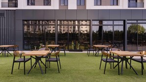 Un edificio moderno con varios balcones y amplias ventanas.
