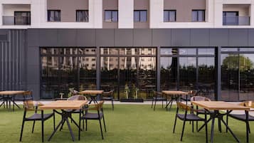Un edificio moderno con varios balcones y amplias ventanas.