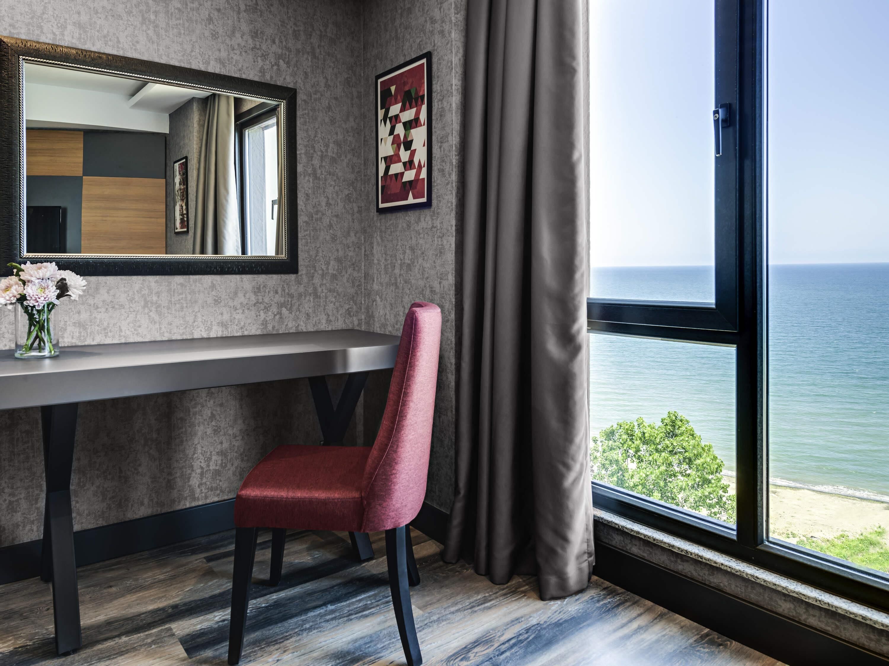 Habitación Deluxe, 1 cama doble, vistas al mar | Minibar, caja fuerte, escritorio y sistema de insonorización