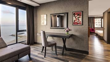 Suite Deluxe, 2 llits dobles | Minibar, caixa forta a l'habitació i escriptori