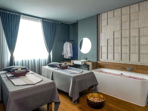 Couples treatment rooms, hot tub, body treatments, aromatherapy