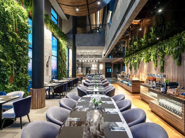 Breakfast, lunch, dinner served; international cuisine - Mercure Tangerang Centre (Tangerang)