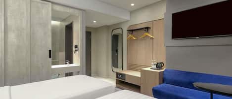 Habitación de hotel moderna con dos camas, un espejo grande, un armario, un escritorio con cafetera y un sofá azul.