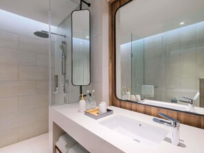 Premium bedding, minibar, desk, laptop workspace - Mercure Tangerang Centre  (Tangerang)