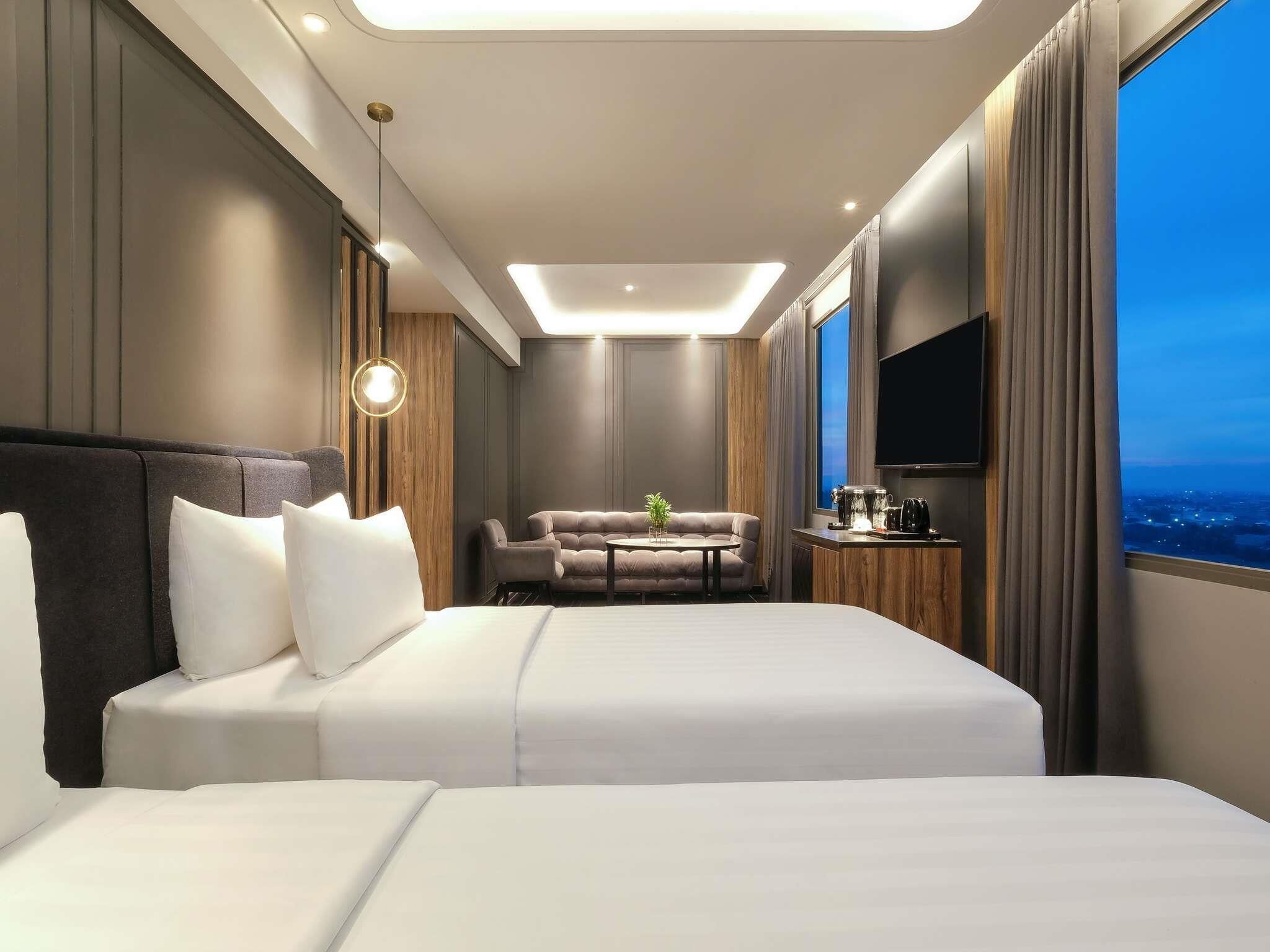 Junior Suite, 2 Single Beds | Premium bedding, minibar, desk, laptop workspace