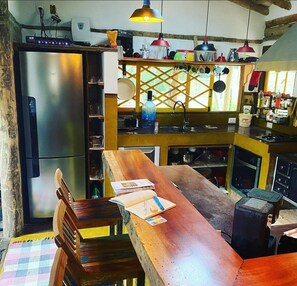 Jääkaappi, uuni, liesi, astianpesukone