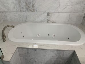 シャワー、ジェットバス、タオル、石鹸