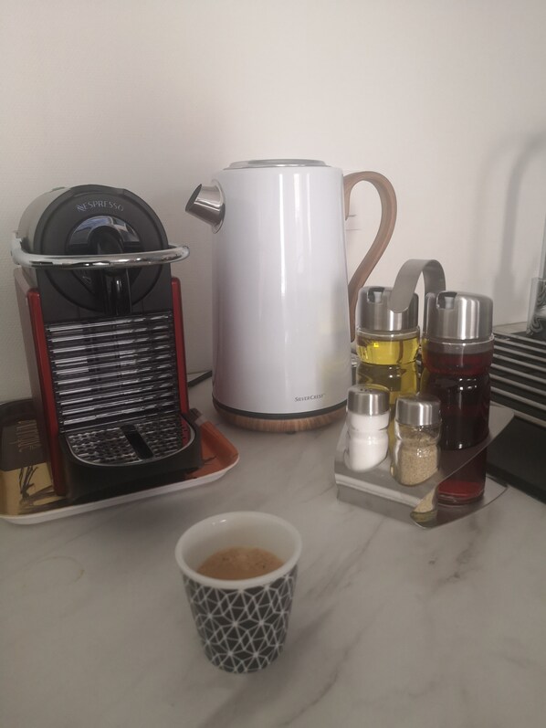 A coffee maker, a kettle, and a tray with condiments. - Centre Ville Historique - Calme - les Mots Bleus (Besançon)