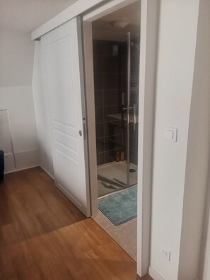 Suihku, hiustenkuivaaja, pyyhkeet, saippua