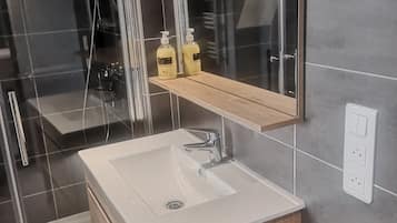Douche, sèche-cheveux, serviettes fournies, savon