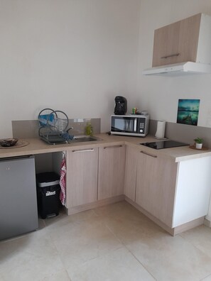 Frigorifero, microonde, forno, piano cottura