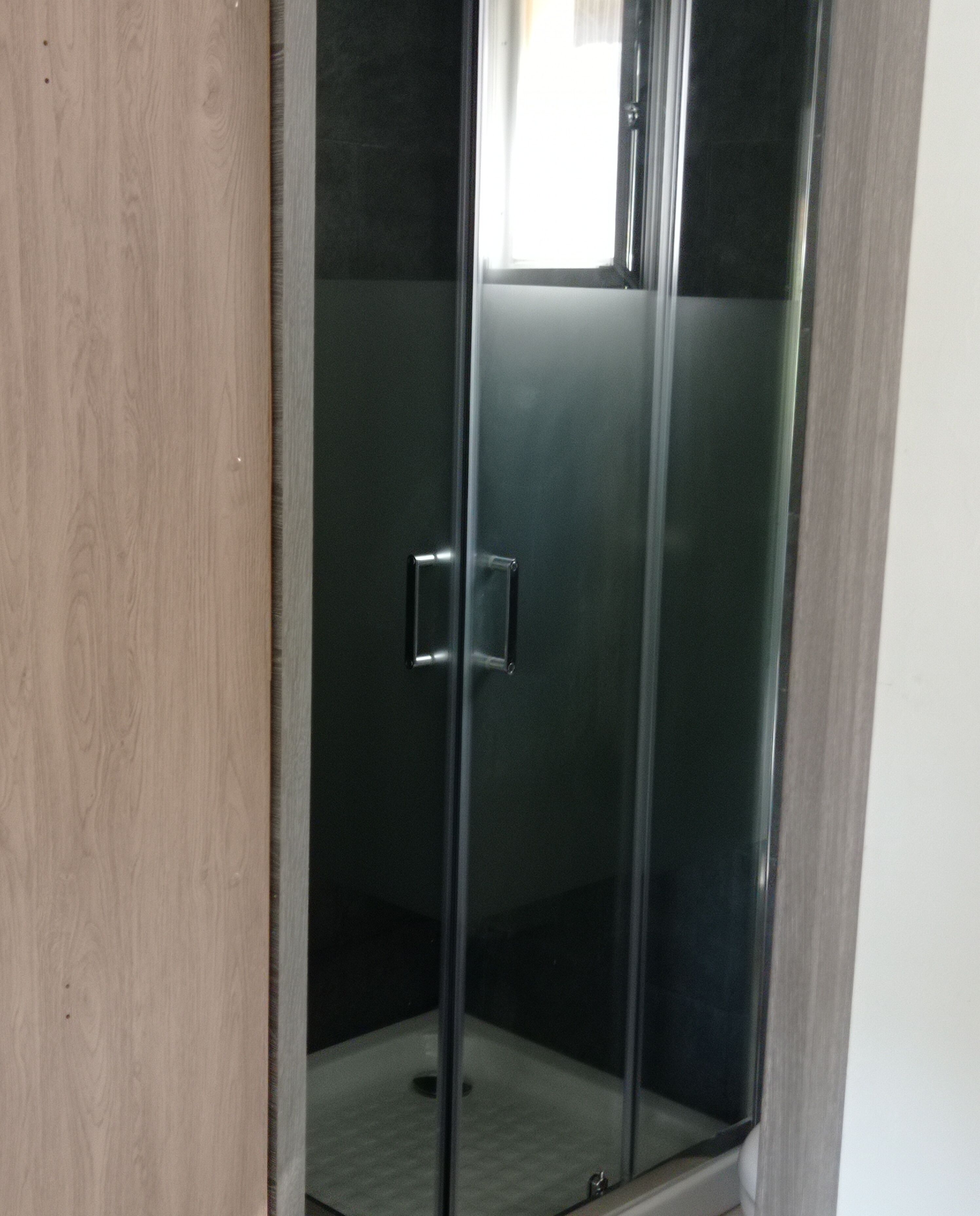 Regadera, secadora de cabello, toallas, jabón 