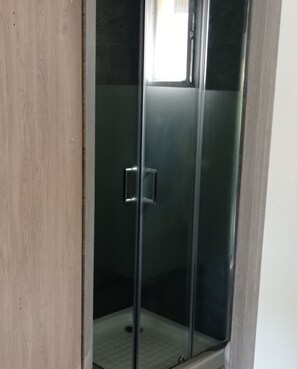 Doccia, asciugacapelli, asciugamani, sapone